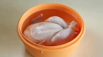 Можно ли разморозить курицу в горячей воде