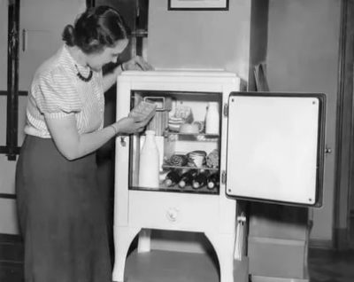 Когда был выпущен первый холодильник