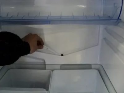 Где находится дренажное отверстие в холодильнике Индезит