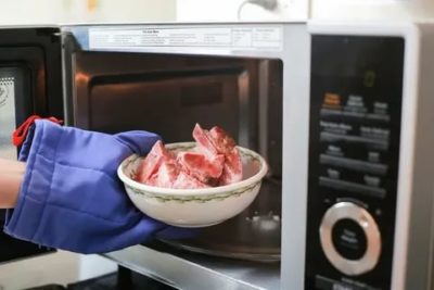 Можно ли размораживать мясо в микроволновке