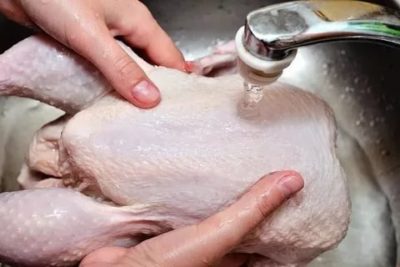 Можно ли разморозить курицу в горячей воде