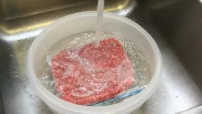 Как быстро разморозить мясо в воде