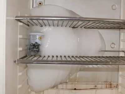 Почему на задней стенке холодильника образуется наледь