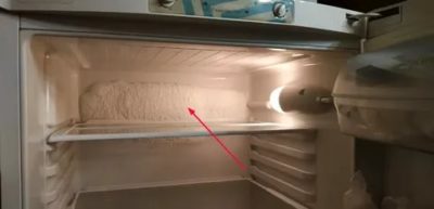 Почему на задней стенке холодильника образуется наледь