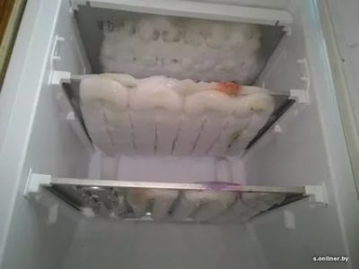 Почему в холодильнике в морозильной камере образуется лед