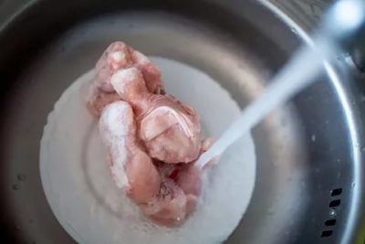 Можно ли мыть мясо перед заморозкой