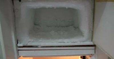 Почему холодильник морозит внутри