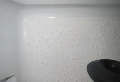Почему на задней стенке холодильника капли воды