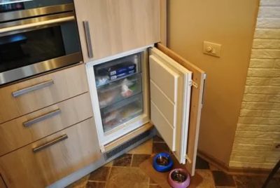 Можно ли встроить холодильник в шкаф