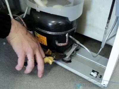 Как очистить поддон холодильника