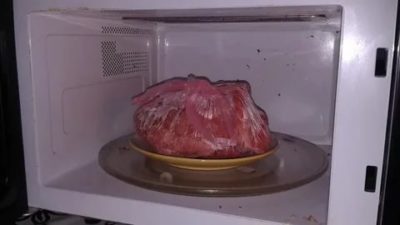 Можно ли размораживать мясо в микроволновке
