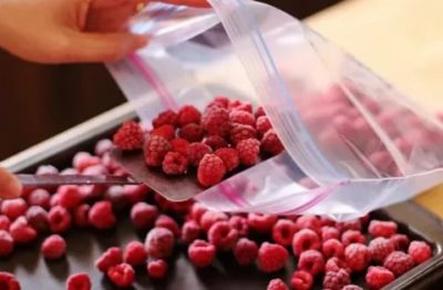 Как замораживать ягоды в пакетах